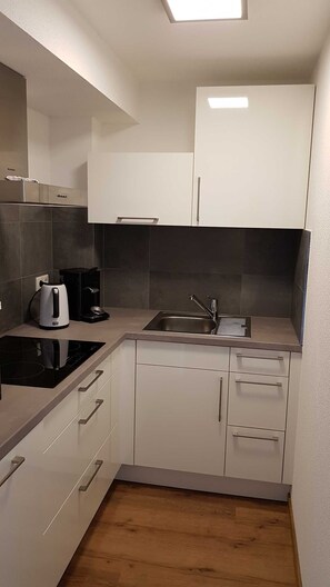 Kühlschrank, Mikrowelle, Ofen, Geschirrspüler