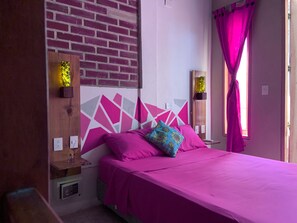 Minibar, muebles diferentes, wifi gratis y ropa de cama
