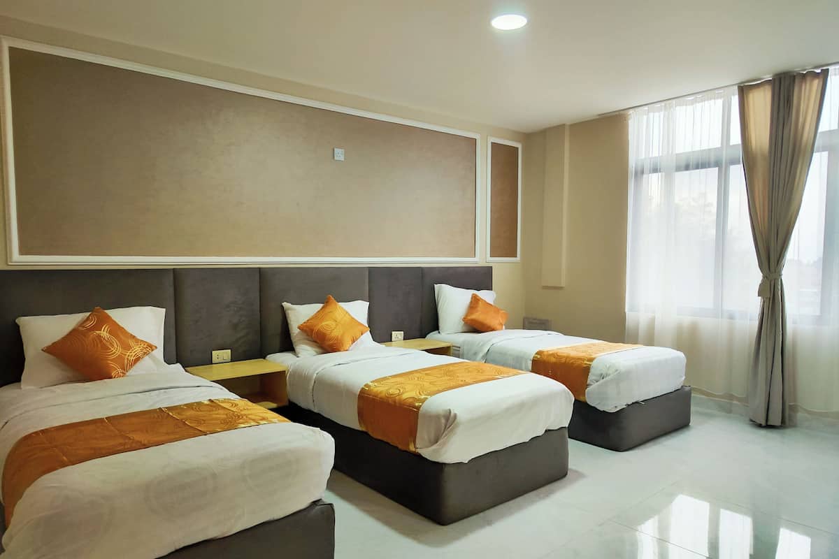 Habitació triple Deluxe, 1 dormitori, vistes a la vall | Espai de treball apte per a portàtils i habitacions insonoritzades