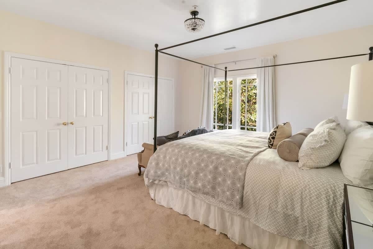 5 Schlafzimmer, Schreibtisch, Bügeleisen/Bügelbrett, WLAN