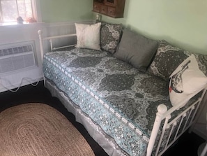 5 habitaciones, escritorio, tabla de planchar con plancha y wifi