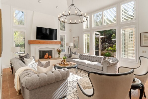 Älytelevisio, takka, videopelejä, pöytäjalkapallopöytä