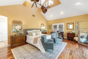 5 bedrooms, desk, iron/ironing board, WiFi