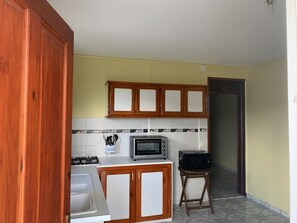 Kühlschrank, Mikrowelle, Kochgeschirr/Geschirr/Besteck