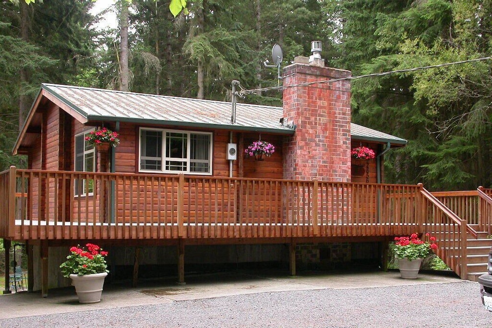 Log Cabin on 6 beautiful acres.