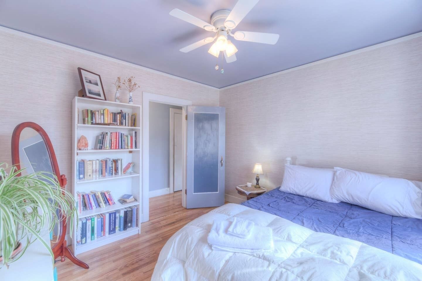 Cozy home 2 blocks from University of Wyoming in tree district