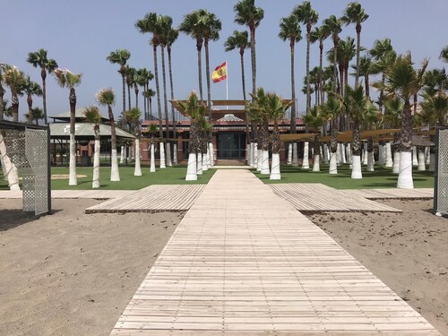 2nd line lux beachside apartment with hot tub-3 sunny terraces and fibre wifi