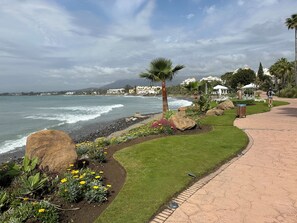 Ubicación a pie de playa, tumbonas y toallas de playa