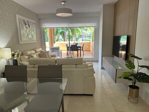 Una Smart TV, una mesa de tenis de mesa, libros, un reproductor estéreo