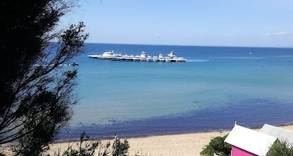 MORNINGTON BEACH APARTMENT #5 : directly opposite the beach with great views.
