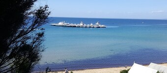 MORNINGTON BEACH APARTMENT #5 : directly opposite the beach with great views.