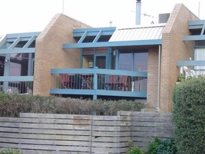 Exterior - MORNINGTON BEACH APARTMENT  #5 : directly opposite the beach with great views. (Mornington)