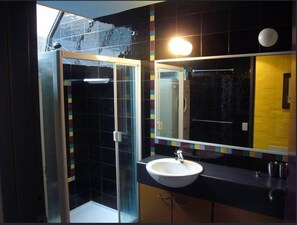 Shower, hair dryer, towels, soap - MORNINGTON BEACH APARTMENT  #5 : directly opposite the beach with great views. (Mornington)
