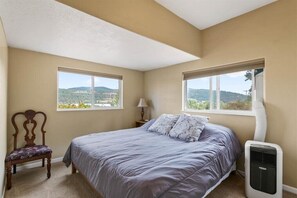 2 bedrooms, free WiFi, bed sheets - Life's always better at the Lake! (Harrison)