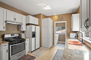 ثلاجة، ميكروويف، فرن، موقد طهي مسطح