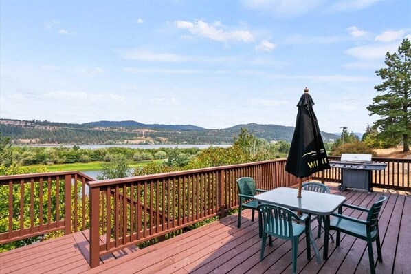 Outdoor dining - Life's always better at the Lake! (Harrison)