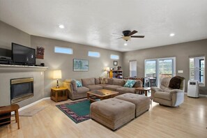 TV, fireplace, stereo - Life's always better at the Lake! (Harrison)