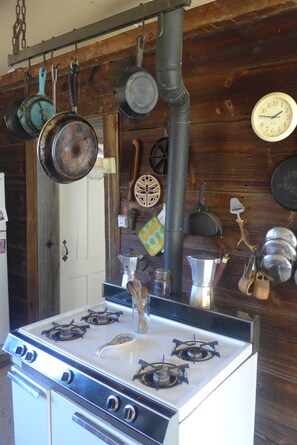 Coffee/tea maker, cookware/dishes/utensils