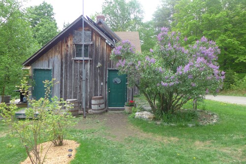 Off Grid Mountain Farmhouse with amazing views, soaking tub, seclusion, internet