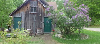 Off Grid Mountain Farmhouse with amazing views, soaking tub, seclusion, internet