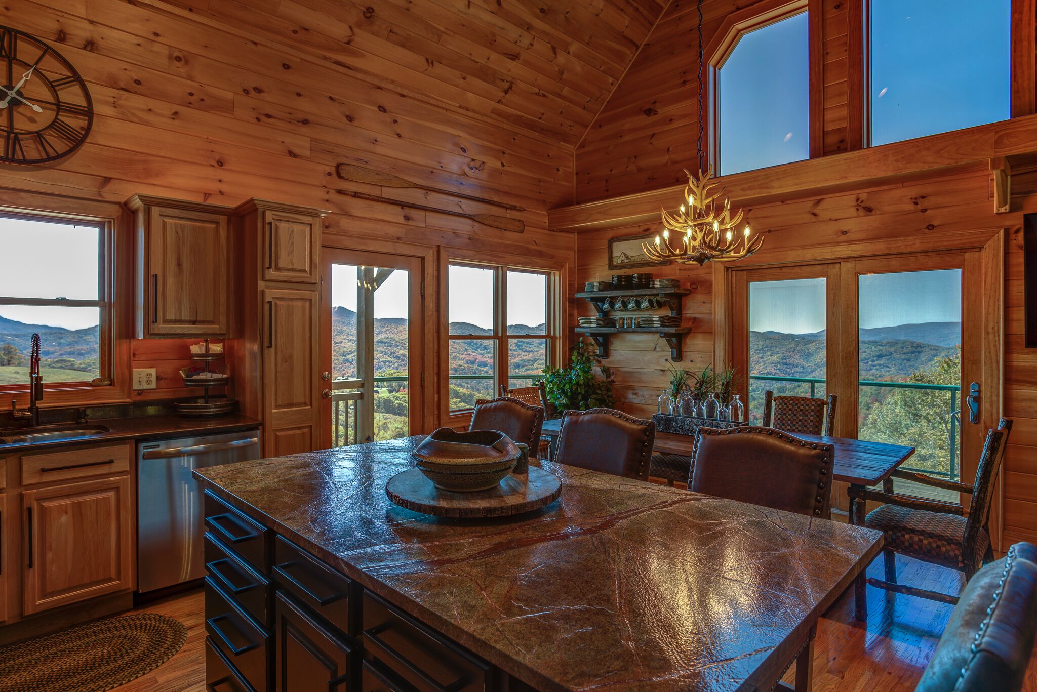 ☆ Panoramic ☆ Hot Tub ☆ Fire Pit ☆ Fireplace ☆ Luxury ☆ Rustic ☆ 4BR ☆ 3K/2Q/3S