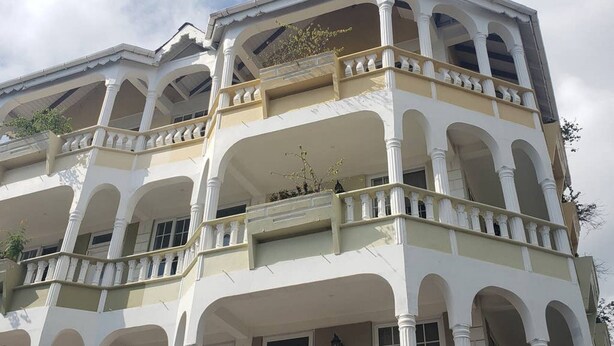 Un edificio de varios pisos con balcones y arcos.