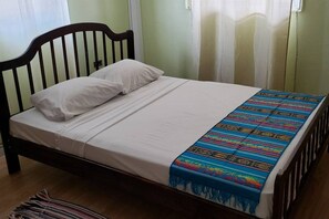 1 makuuhuone, työpöytä, silitysrauta/-lauta, vauvan matkasänky