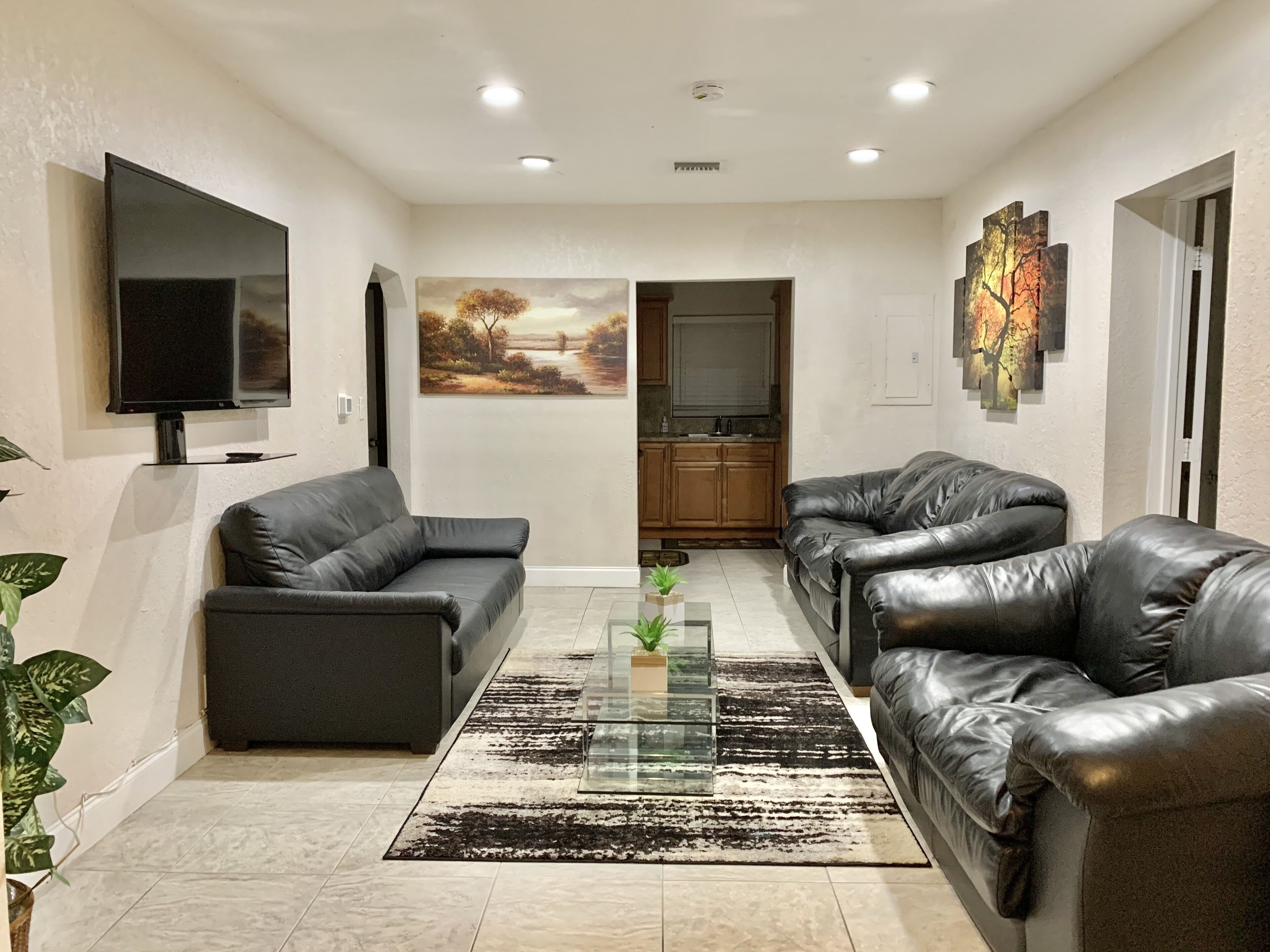 Cozy 3 Bedroom, Newly Renovated Hollywood Home