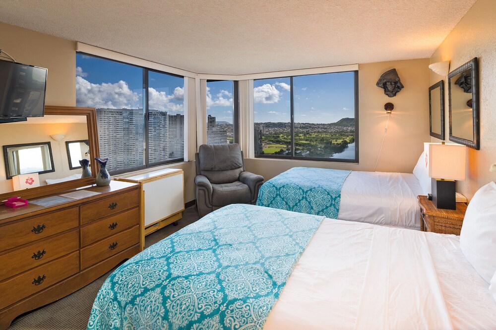Cozy studio unit with spectacular views!