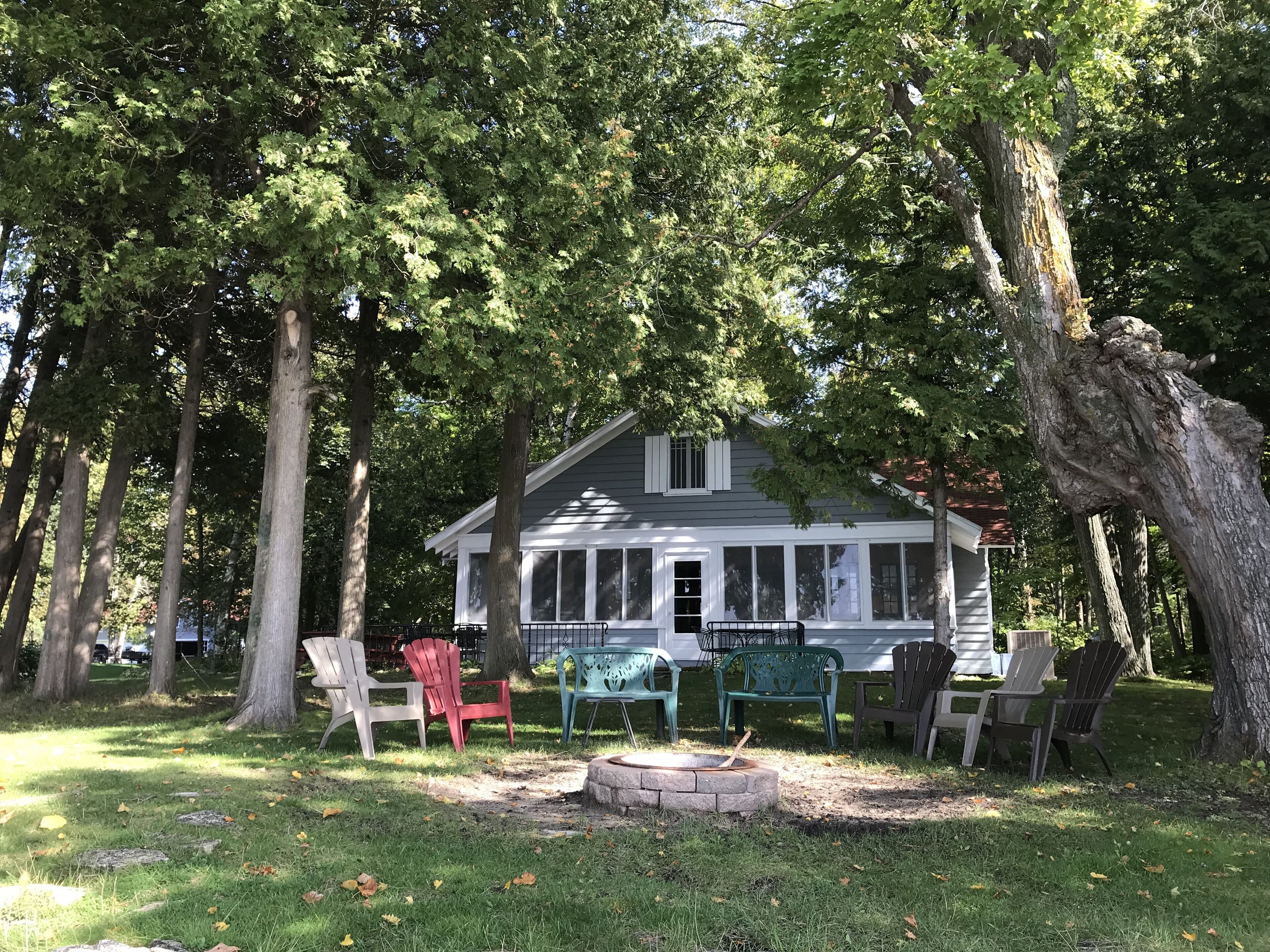 Waterfront! Private, fall rate cuts, weekend availability, sleeps 12