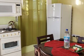 Geladeira, micro-ondas, fogão, cafeteira/chaleira