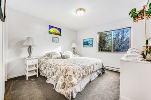 1 غرفة نوم ومكواة/لوح كي وخدمة الإنترنت وملاءات أسرّة