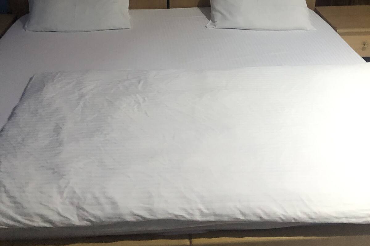 Caja de seguridad en la habitación y tabla de planchar con plancha 