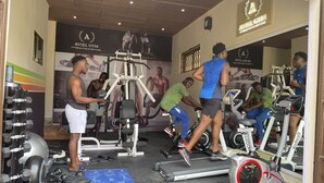 Une salle de sport équipée de divers appareils d’exercice, notamment des tapis de course et des appareils de musculation.