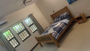 5 bedrooms, desk, iron/ironing board, WiFi