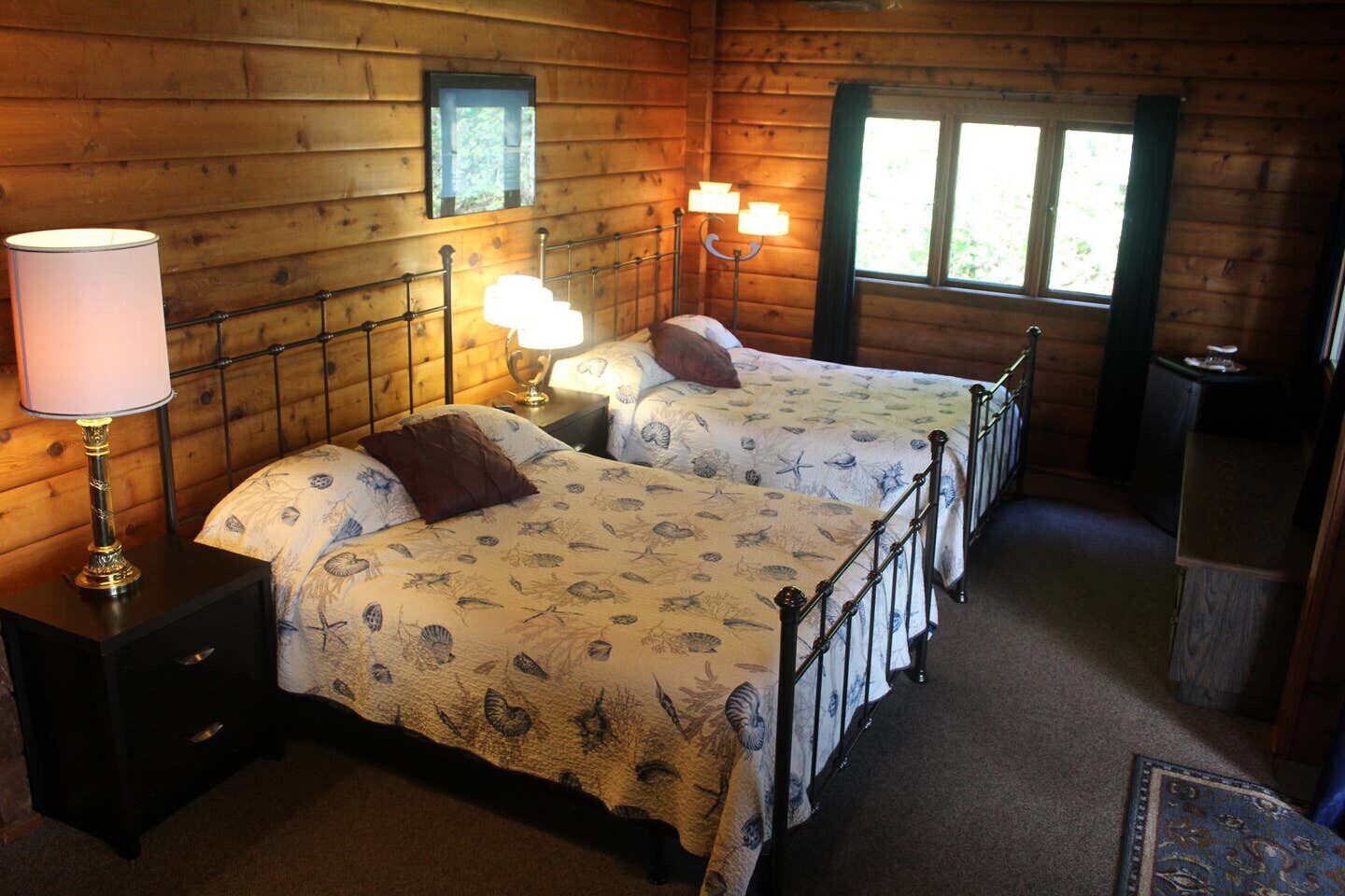 Ocean View Log Lodge with Deck, Restaurant and Beach. Hot breakfast included.