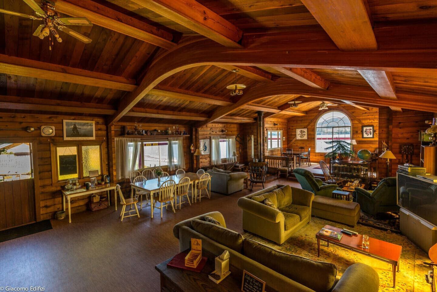 Ocean View Log Lodge with Deck, Restaurant and Beach. Hot breakfast included.