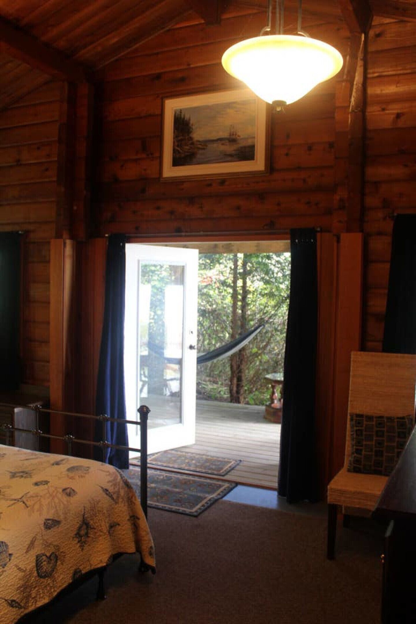Ocean View Log Lodge with Deck, Restaurant and Beach. Hot breakfast included.