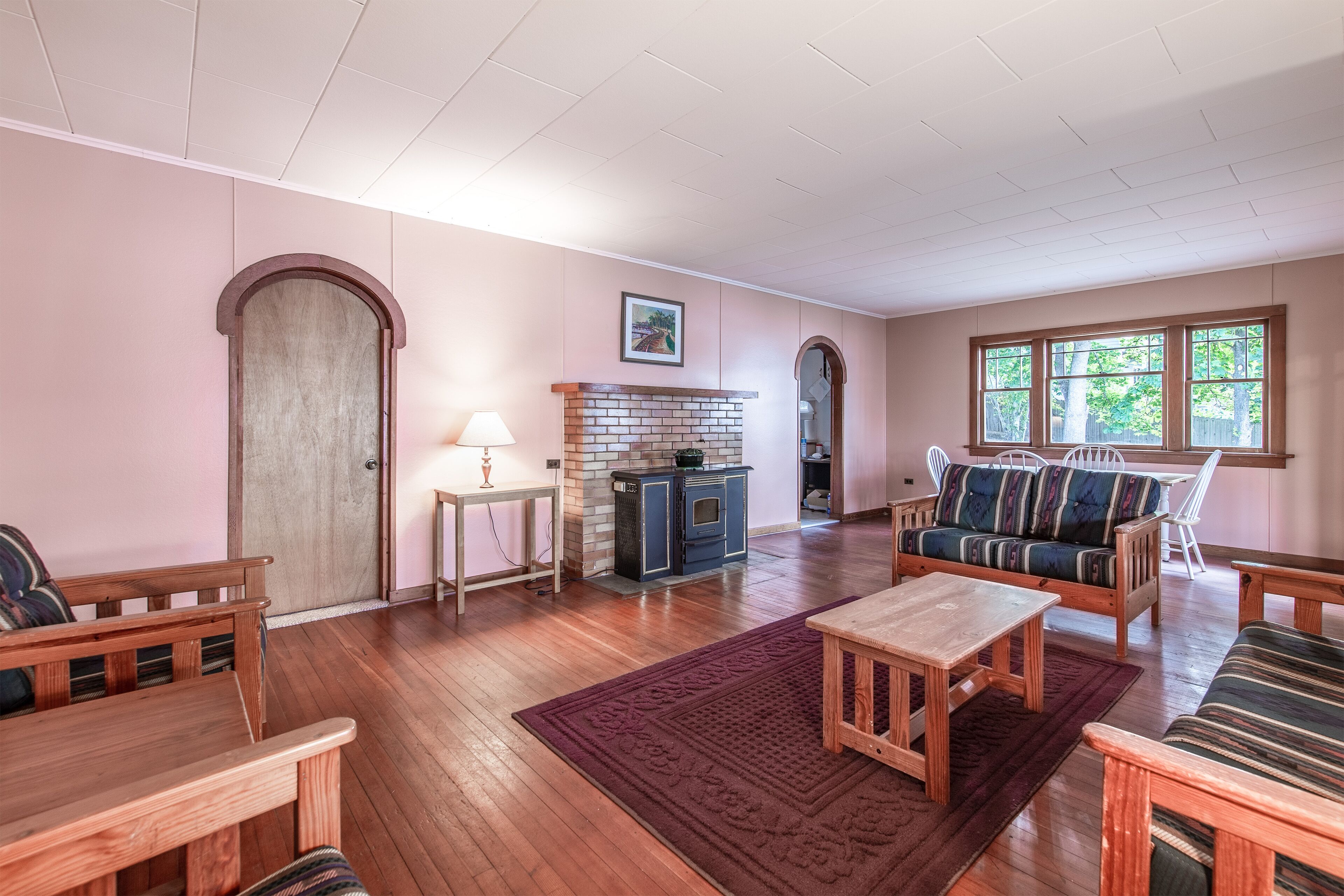 Lakefront home on Lake Pend Oreille w/full kitchen & large fenced yard!