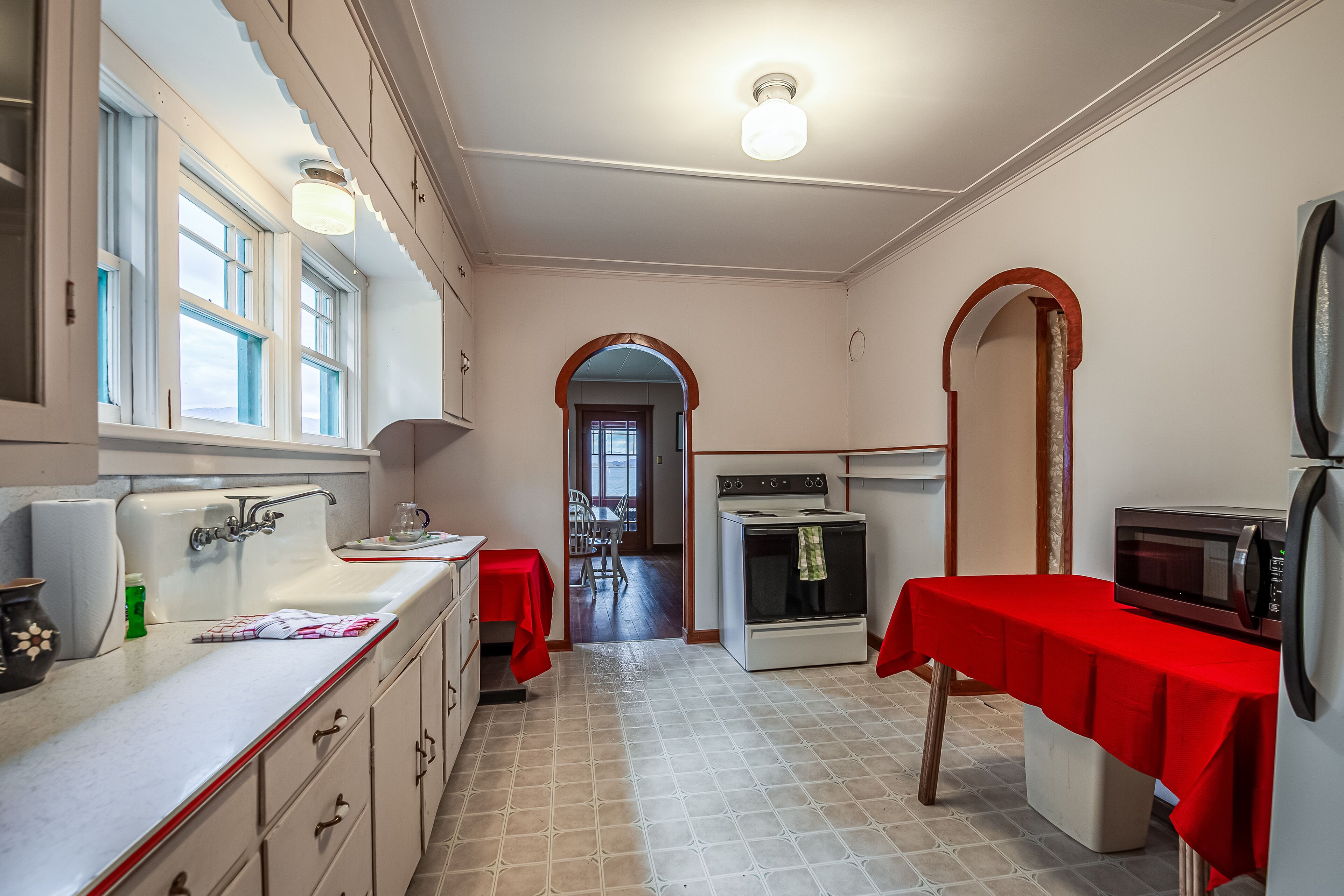 Lakefront home on Lake Pend Oreille w/full kitchen & large fenced yard!