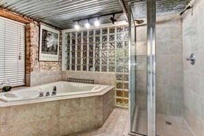 Bañera, secador de pelo y toallas
