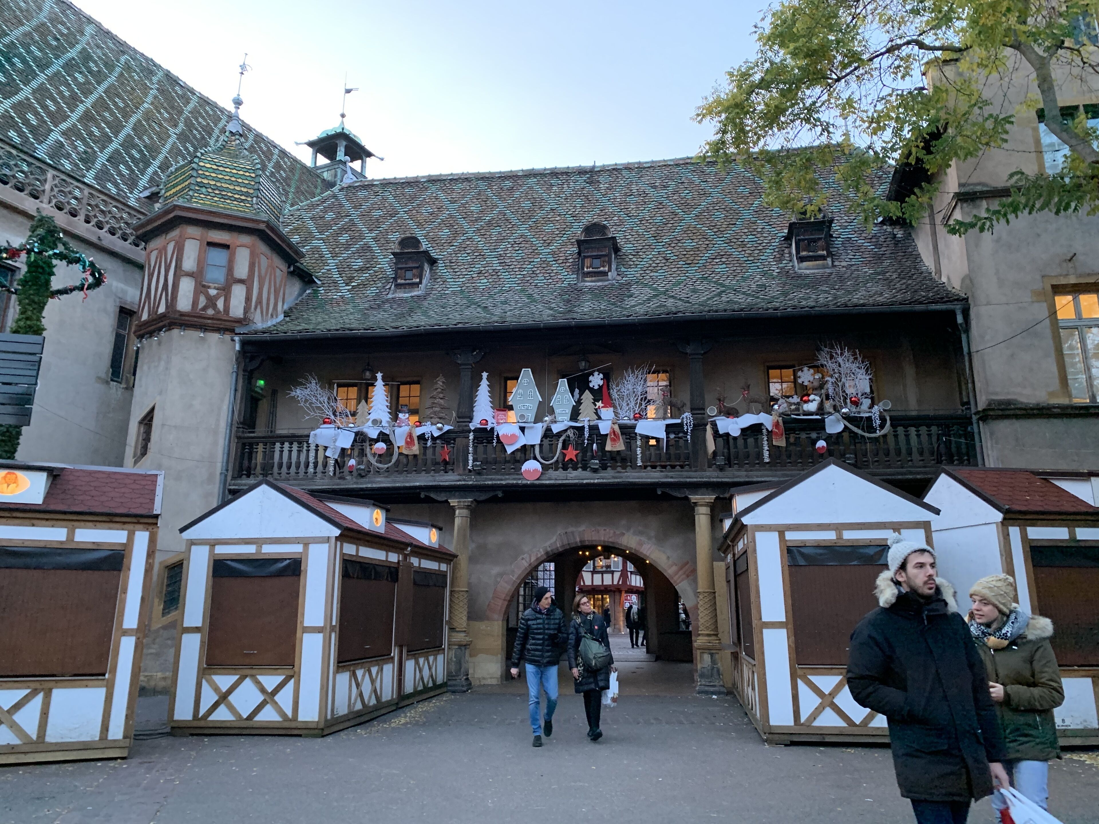 Un bâtiment traditionnel doté d’un balcon décoré d’ornements de Noël.