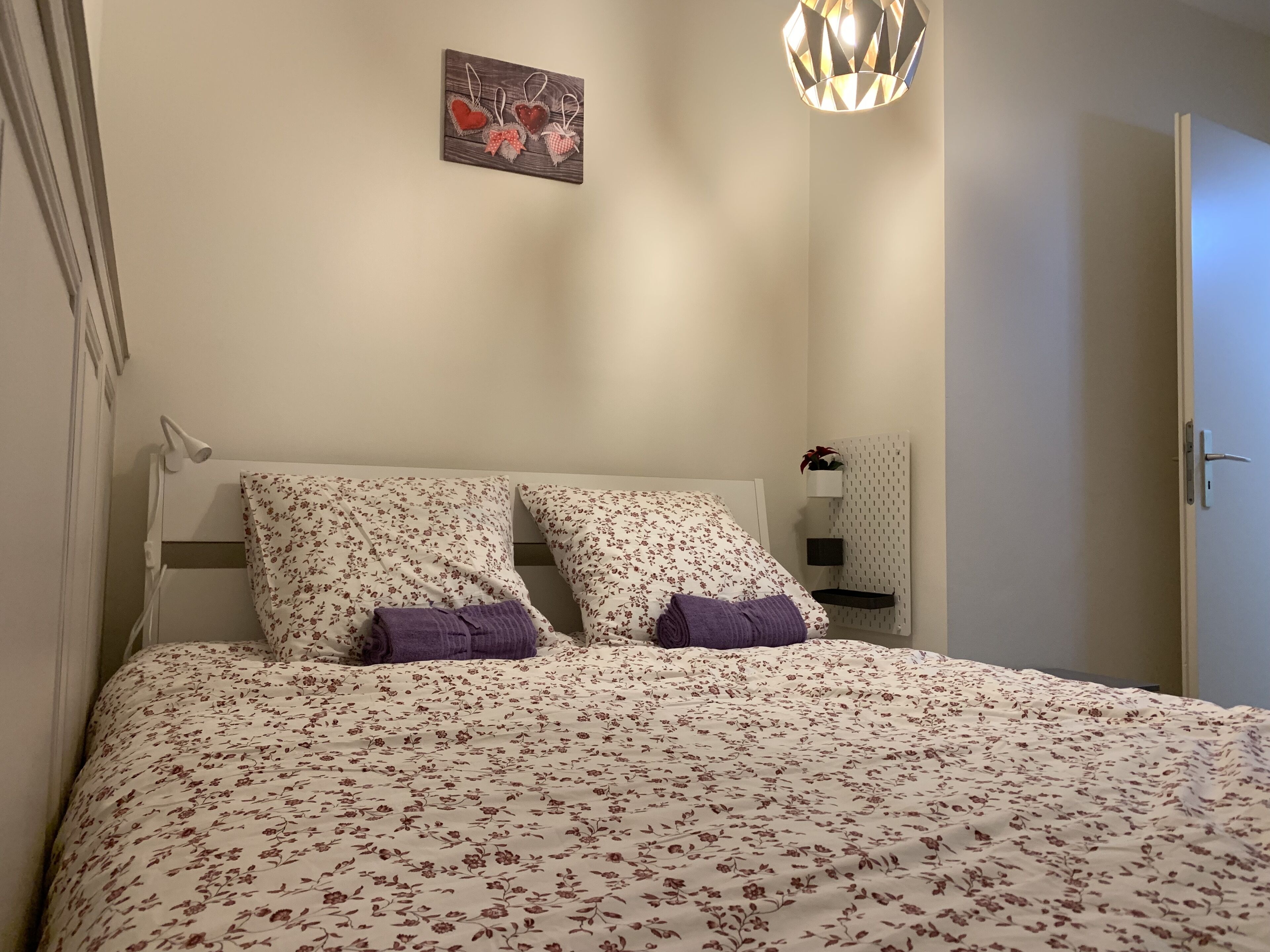 3 slaapkamers, een strijkplank/strijkijzer, wifi, beddengoed