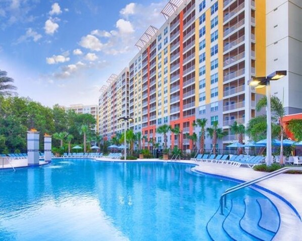 Alberca al aire libre y alberca climatizada