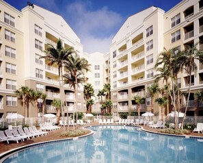 Alberca al aire libre y alberca climatizada