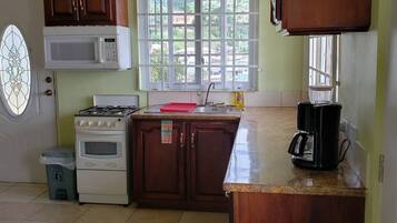 Mikrobølgeovn, ovn, kaffetrakter/tekoker og brødrister