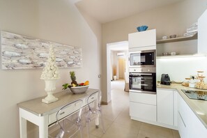 Kühlschrank, Mikrowelle, Ofen, Geschirrspüler