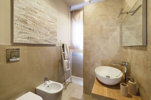 Een douche, een haardroger, handdoeken