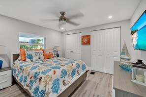 A bedroom with a bed, a ceiling fan, a TV, and a wardrobe. - Geat Fishing & Ocean breeze, 40 ft dock for your boat with direct ocean access. (Tavernier)
