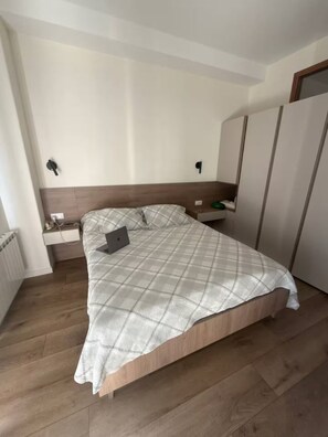 1 slaapkamer, een strijkplank/strijkijzer, wifi, beddengoed